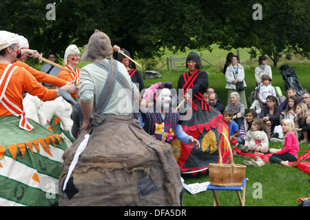 Die Brighton Kukeri (auch bekannt als Tipteers) führen Pferd spielen am Stanmer Park, während Apple Day, Brighton, East Sussex. Stockfoto