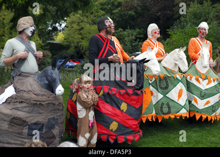 Die Brighton Kukeri (auch bekannt als Tipteers) führen Pferd spielen am Stanmer Park, während Apple Day, Brighton, East Sussex. Stockfoto