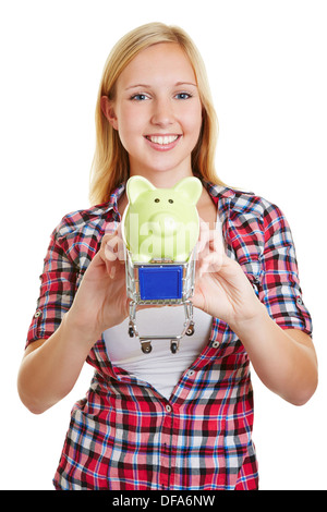 Glücklich blonde Frau Geld sparen beim Einkaufen mit einem Wagen Stockfoto