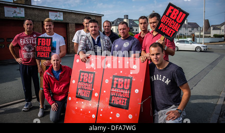 Feuerwehr Gewerkschaftsmitglieder am offiziellen 4-Stunden Streik über Renten und Rentenvorsorge, Streikposten ihre Feuerwache UK Stockfoto