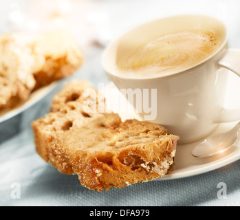 Kaffee mit Zucker Brot mit einem Löffel auf dem Silbertablett serviert. Stockfoto