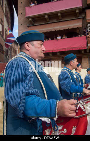 Paraden vor dem Palio-Pferderennen in Il Campo (mittelalterliche Stadtplatz), Siena, Toskana, Italien. Stockfoto