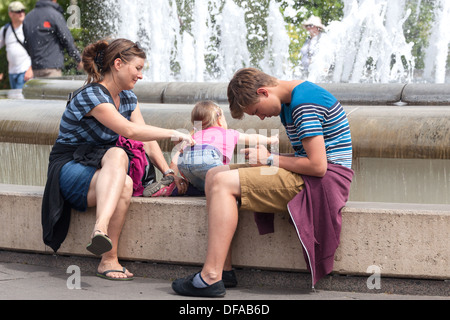 Familie zusammen am Brunnen in Kopenhagen. Stockfoto