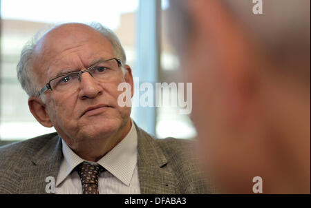 Peter Schaar, Bundesbeauftragten für Datenschutz nimmt Teil an der Herbstkonferenz der Bundes- und Datenschutzbeauftragte in Bremen, Deutschland, 1. Oktober 2013. Ihm zufolge ist die Überwachung-Skandal um den Nachrichtendienst in Niedersachsen Puh der mangelnden Controle. Foto: CARMEN JASPERSEN Stockfoto