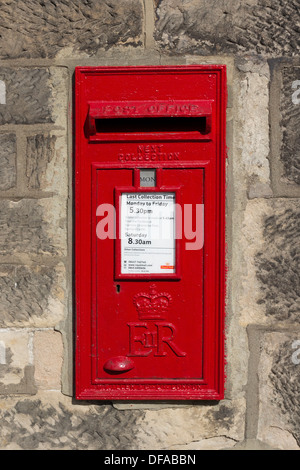 Rot Royal Mail Briefkasten montiert in eine Wand Barnard Castle County Durham UK Stockfoto