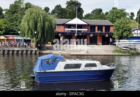 Ein kleines Kajütboot Ankern außerhalb der Kings School Rowing Club-Bootshaus am Fluss Dee in Chester. Stockfoto