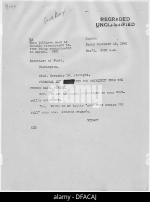 Dieses Dokument enthält einen Brief von Winston Churchill an Präsident Franklin D. Roosevelt, in dem ein wichtiger Moment in der Korrespondenz während des Zweiten Weltkriegs hervorgehoben wird. Es veranschaulicht die enge Beziehung zwischen dem britischen Premierminister und dem US-Präsidenten. Stockfoto