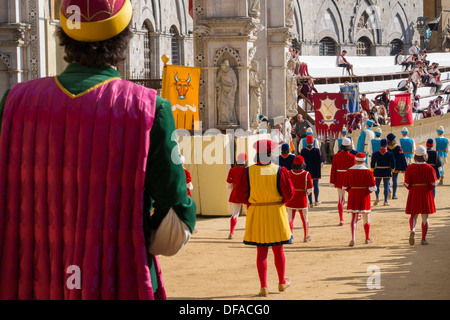 Paraden vor dem Palio-Pferderennen in Il Campo (mittelalterliche Stadtplatz), Siena, Toskana, Italien. Stockfoto