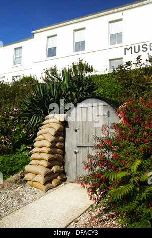 Anderson Schutz mit Sandsäcken, Porthcurno Fernschreiber Museum, Cornwall. Stockfoto