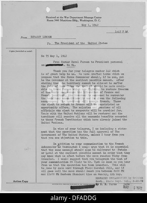 Dieses Dokument zeigt eine Mitteilung von Winston Churchill an Franklin D. Roosevelt, in der die anhaltenden diplomatischen Beziehungen zwischen Großbritannien und den Vereinigten Staaten während des Zweiten Weltkriegs reflektiert werden. Stockfoto