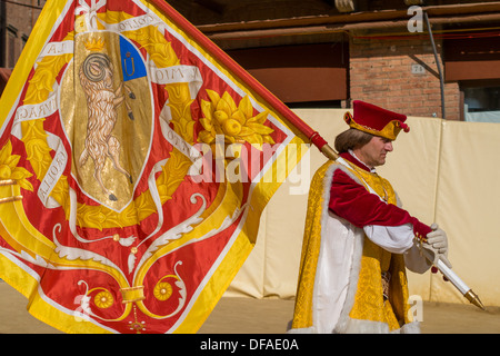 Paraden vor dem Palio-Pferderennen in Il Campo (mittelalterliche Stadtplatz), Siena, Toskana, Italien. Stockfoto