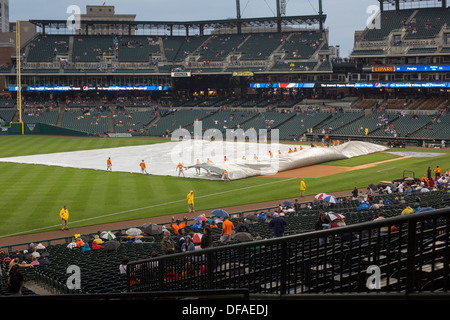 Detroit, Michigan - entfernt die Anlage Crew das Tarp aus Feld im Comerica Park, Heimat des Baseballteams Detroit Tigers. Stockfoto