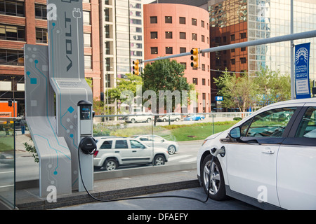 Ein Chevrolet Volt Elektroauto an einer Ladestation außerhalb der General Motors zentrale Gebäude angeschlossen. Stockfoto