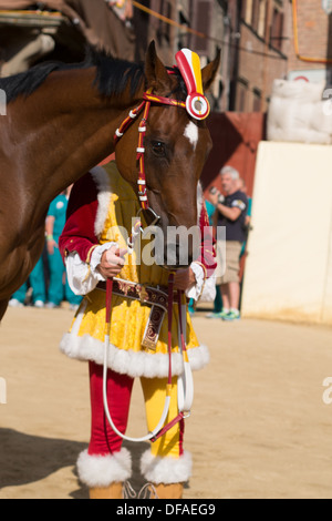 Paraden vor dem Palio-Pferderennen in Il Campo (mittelalterliche Stadtplatz), Siena, Toskana, Italien. Stockfoto