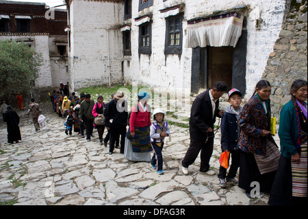 Tibetische Pilger in der Schlange zur Kapelle am Tashilhunpo Kloster, Shigatse, Tibet Stockfoto