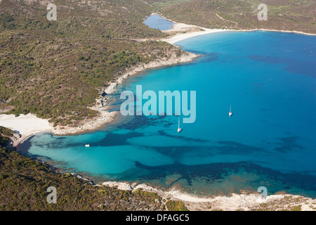 LUFTAUFNAHME. LOTO Strand und Teich. Désert des Agriates, Saint-Florent, Korsika, Frankreich. Stockfoto