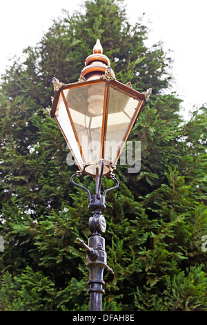 Kupferne Laterne entlang breite Spaziergang im Pavillion Garten, Buxton Stockfoto