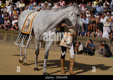 Paraden vor dem Palio-Pferderennen in Il Campo (mittelalterliche Stadtplatz), Siena, Toskana, Italien. Stockfoto