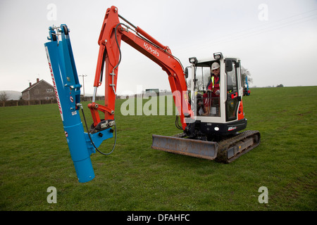 Ein Kubota mit einem Post Stanzen attachment UK Stockfoto