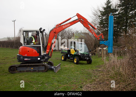 Ein Kubota mit einem Post Stanzen attachment UK Stockfoto