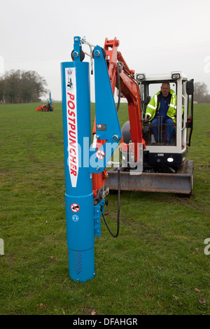 Ein Kubota mit einem Post Stanzen attachment UK Stockfoto