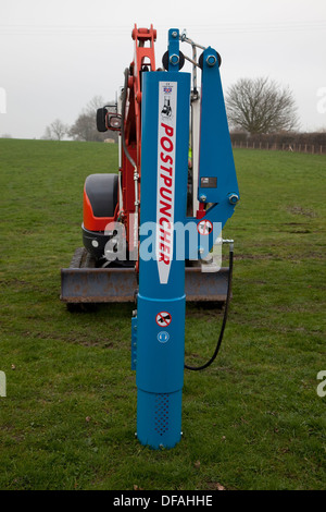 Ein Kubota mit einem Post Stanzen attachment UK Stockfoto