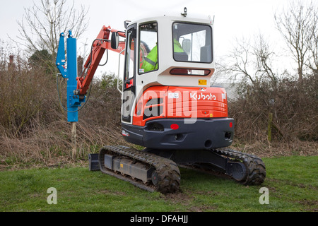 Ein Kubota mit einem Post Stanzen attachment UK Stockfoto