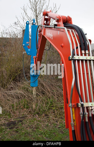 Ein Kubota mit einem Post Stanzen attachment UK Stockfoto