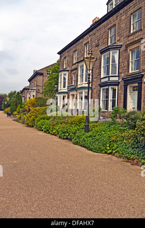 Zeile der viktorianischen Gasthäuser auf breiten Spaziergang im Pavillon Garten, Buxton Stockfoto