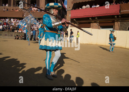 Paraden vor dem Palio-Pferderennen in Il Campo (mittelalterliche Stadtplatz), Siena, Toskana, Italien. Stockfoto