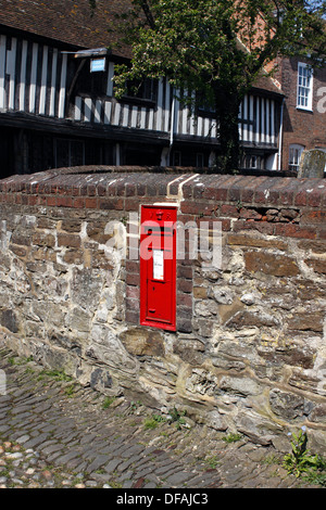 VIKTORIANISCHER BRIEFKASTEN. KIRCHPLATZ ROGGEN EAST SUSSEX UK. Stockfoto