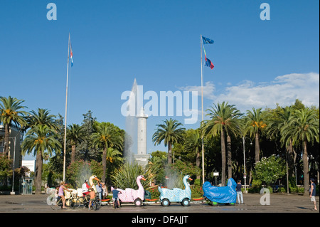 Brunnen und Leuchtturm in San Benedetto del Tronto, Marken, Italien Stockfoto