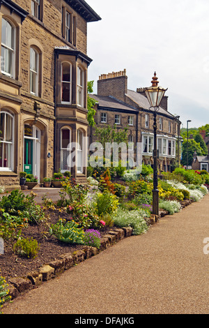 Viktorianische Pensionen auf breiten Spaziergang im Pavillon Garten, Buxton Stockfoto