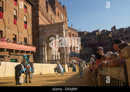 Paraden vor dem Palio-Pferderennen in Il Campo (mittelalterliche Stadtplatz), Siena, Toskana, Italien. Stockfoto