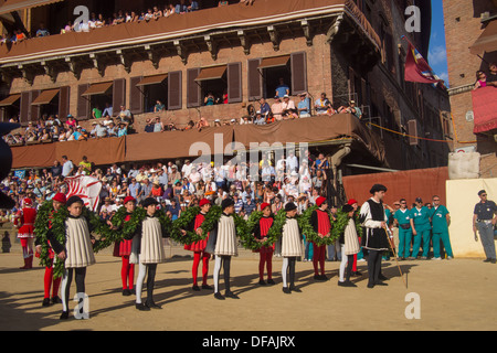 Paraden vor dem Palio-Pferderennen in Il Campo (mittelalterliche Stadtplatz), Siena, Toskana, Italien. Stockfoto