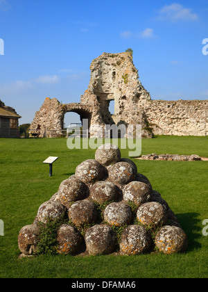 Haufen von Trebuchet Steinkugeln, Pevensey Castle. Stockfoto