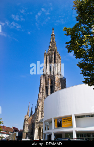 Münsterplatz und Stadthaus, Ulmer Münster, Minster Kirche, Ulm, Baden-Württemberg, Deutschland Stockfoto