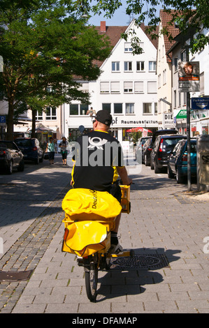 Deutsche Post Postbote auf dem Fahrrad, Ulm, Baden-Württemberg, Deutschland Stockfoto