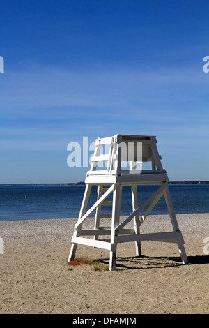 Leere Rettungsschwimmer Stuhl am Strand. Bristol, Rhode Island, USA Stockfoto