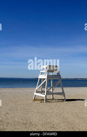 Leere Rettungsschwimmer Stuhl am Strand. Bristol, Rhode Island, USA Stockfoto