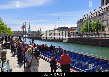 Touristen Grachtenfahrt Boot von Schloss Christiansborg auf Slotsholmen oder Burg Isle in Kopenhagen, Seeland, Dänemark, Skandinavien Stockfoto