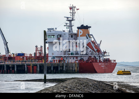 Öl-Tanker im OIKOS Terminal festgemacht Stockfoto