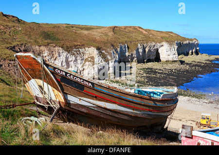 Ein altes Fischerboot im Norden Landung bei Flamborough Head, East Yorkshire, England, UK. Stockfoto