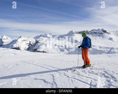 Männlichen Skifahrer Skifahren im Skigebiet Le Grand Massif Blick auf schneebedeckte Berge in den französischen Alpen. Flaine, Rhone-Alpes, Frankreich Stockfoto