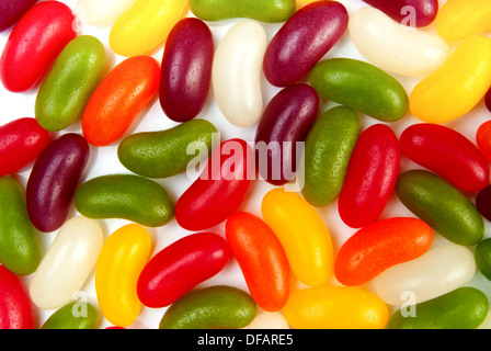 Bunte Gummibärchen auf weißem Hintergrund Stockfoto