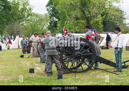 Konföderierten Sie Artillerie Einheit Kanone Aktion Thunder auf Roanoke American Civil War Reenactment Plymouth, North Carolina, USA. Stockfoto