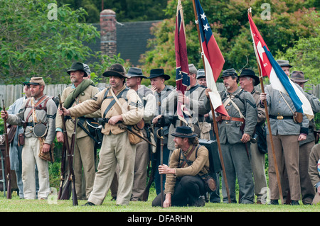 Konföderierte Soldaten an der Donner auf Roanoke American Civil War Reenactment in Plymouth, North Carolina, USA. Stockfoto