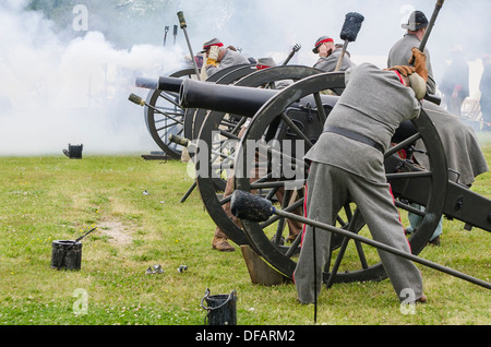 Konföderierten Sie Artillerie Einheit Kanone Aktion Thunder auf Roanoke American Civil War Reenactment Plymouth, North Carolina, USA. Stockfoto