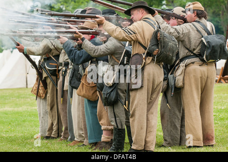 Konföderierte Soldaten an der Donner auf Roanoke American Civil War Reenactment in Plymouth, North Carolina, USA. Stockfoto