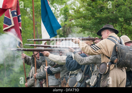 Konföderierte Soldaten an der Donner auf Roanoke American Civil War Reenactment in Plymouth, North Carolina, USA. Stockfoto